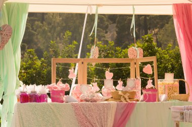 Vaftiz süslemeleri bir parkta dışarı.