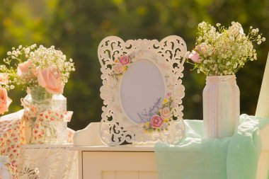 Boş bir çerçeve ve dışarı bir parkta bir vazo dekorasyon.