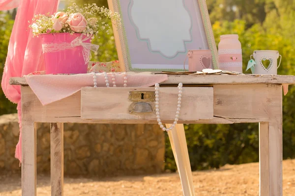 Mesa de madera en un parque con un collar que sale del cajón . — Foto de Stock