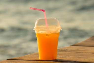 Bulanık deniz karşı taze portakal suyu.