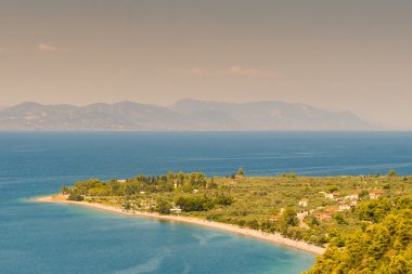 Kuzey: Evia Kochili kumsalda (Spiada).