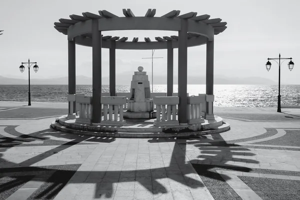 Loutraki ville en Grèce en noir et blanc . — Photo