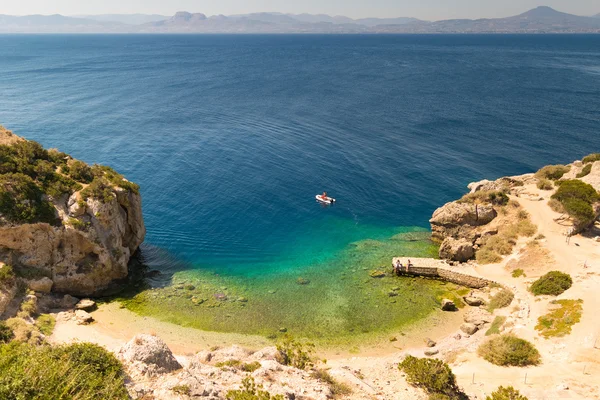Luchtfoto van de perachora Ireon lake in Griekenland. Prachtige kristalheldere zee met een boot in het. — Stockfoto