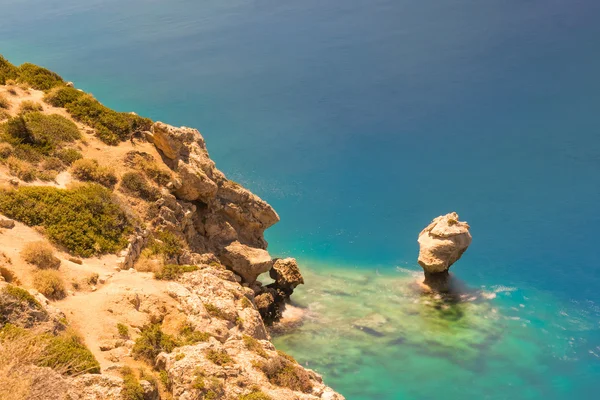 Hermoso arrecife en el lago Perachora en Grecia con agua cristalina verde. Técnica de exposición prolongada . — Foto de Stock