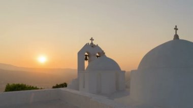 Aziz Antonius kilise Yunanistan Paros Island günbatımı zaman atlamalı karşı.