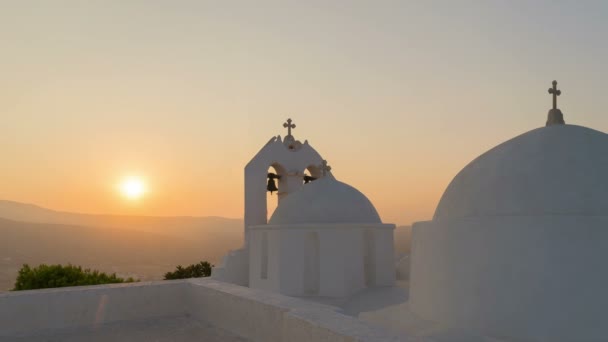 Eglise Saint Antoine sur l "île de Paros en Grèce contre le coucher du soleil . — Video