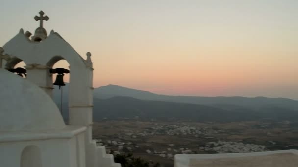 Церкви преподобного Антонія в Греції на острові Парос проти захід сонця. — стокове відео