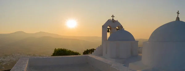 Sint Antonius Kerk tegen de zonsondergang panoramisch uitzicht op het eiland Paros in Griekenland. — Stockfoto