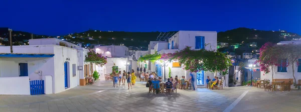 Paros, Grecja 02 sierpnia 2016. Osób korzystających z wakacji letnich w Lefkes village w Grecji na wyspie Paros. — Zdjęcie stockowe