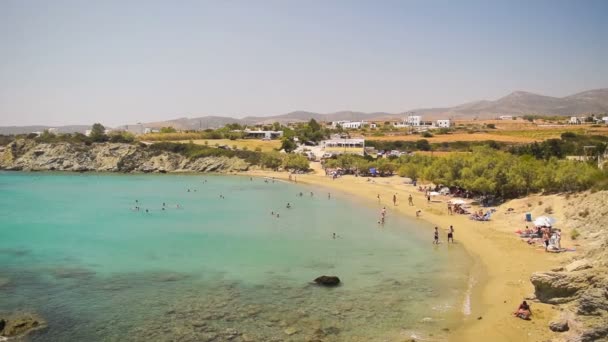 Paros, Grecja 30 lipca 2016. Lolalontis plaża na wyspie Paros w Grecji seascape z ludzi korzystających z ich letnich wakacji. — Wideo stockowe