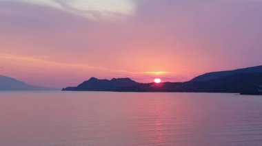 Yunanistan 'ın Loutraki kentindeki Flabouro' da günbatımı.