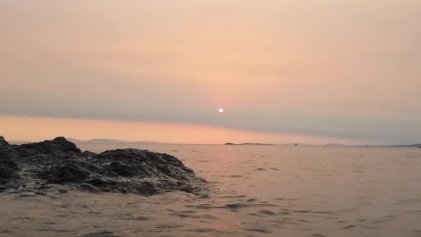 Драматичний Захід Пляжі Рожевими Кольорами Соніо Греція — стокове відео