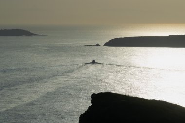 bir tekne ve güzel ufuk ile Sounio günbatımı.