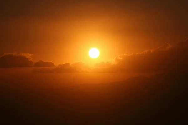 Θέα στο ηλιοβασίλεμα από την κορυφή ενός βουνού. — Φωτογραφία Αρχείου