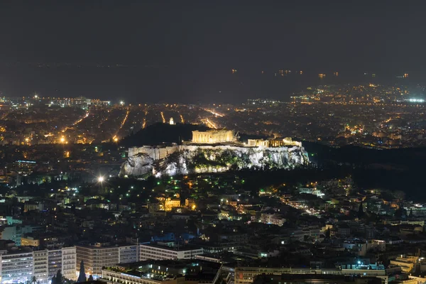 Acropolis in Athene met de stadslichten als achtergrond. nacht uitzicht. — Stockfoto