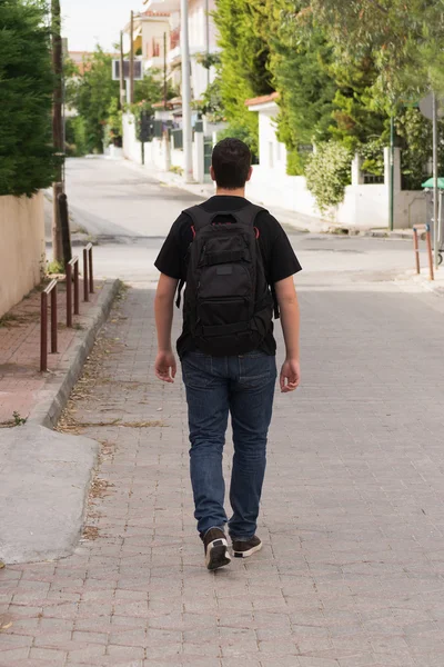 onun sınıf dersleri bitirdikten sonra okul çocuğu.