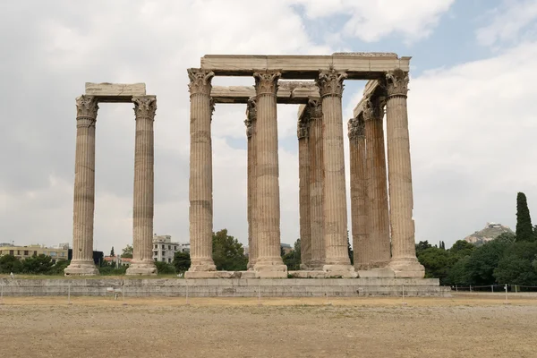 Kolommen van de tempel van zeus tegen een blauwe hemel. — Stockfoto