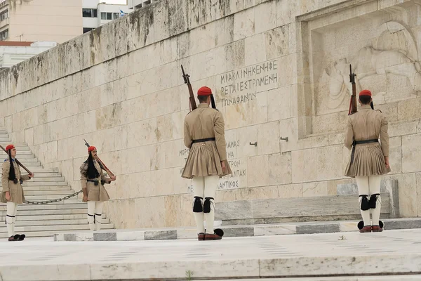 Atene, Grecia, 30 maggio 2015. Evzones guardia cambio di fronte al parlamento della Grecia . — Foto Stock