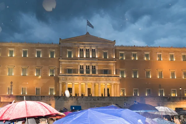 Atenas, Grecia, 30 de junio de 2015, el pueblo griego se manifestó contra el gobierno por el próximo referéndum. La gente en la manifestación está a favor de votar sí en el referéndum . — Foto de Stock