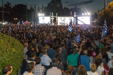 Atina, Yunanistan, 3 Temmuz 2015. Belediye Başkanı Atina, Yunan ünlüler ve Yunanistan yanından gelen insanlar toplanan karşı yaklaşan referandum göstermek için Kallimarmaro Stadium.
