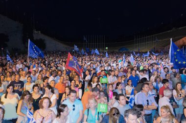 Atina, Yunanistan, 3 Temmuz 2015. Belediye Başkanı Atina, Yunan ünlüler ve Yunanistan yanından gelen insanlar toplanan karşı yaklaşan referandum göstermek için Kallimarmaro Stadium.