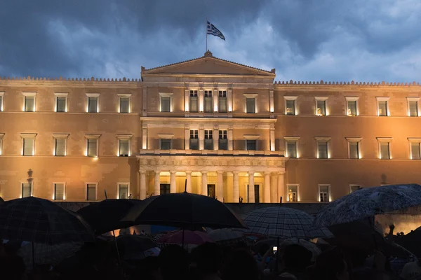 Atenas, Grecia, 30 de junio de 2015. El pueblo griego se manifestó contra el gobierno por el próximo referéndum. La gente en la manifestación está a favor de votar sí en el referéndum . — Foto de Stock