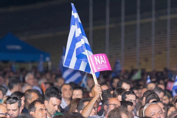 Atenas, Grecia, 3 de julio de 2015. El alcalde de Atenas, celebridades griegas y gente de toda Grecia se reunieron en el estadio Kallimarmaro para protestar contra el próximo referéndum. . — Foto de Stock