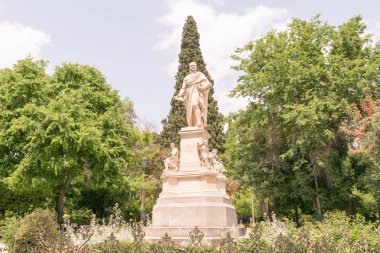 Sintagma Atina'da Ioannis Varvakis heykel.