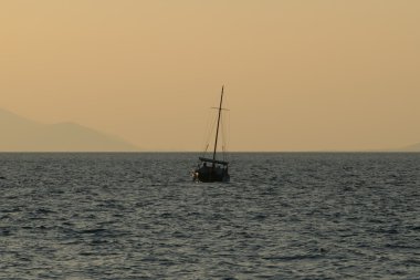 Ufuk portu Port bırakarak yelkenli.