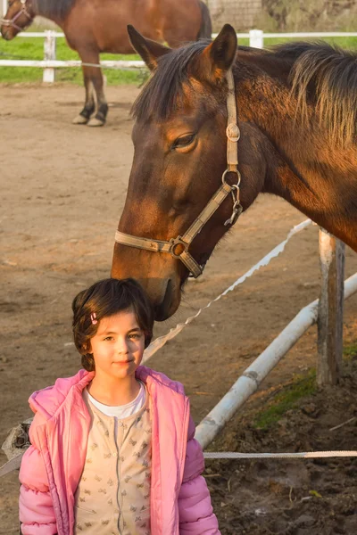 Love between a girl and a horse. — Stock Photo, Image