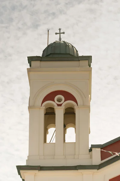 Glockenturm auf der linken Seite einer christlichen Kirche auf der griechischen Insel Paros. — Stockfoto