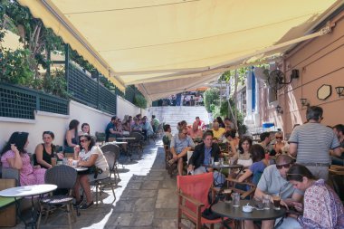 Atina, Yunanistan 13 Eylül 2015. Güzel Plaka kahve dükkanlar hizmet turistler ve yerel halkın güneşli bir günde.