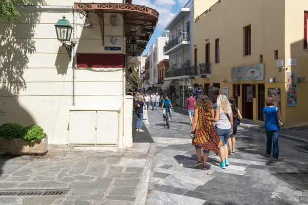 Aten 13 September 2015. Aten Plaka gatan på en vacker solig dag med turister shopping. — Stockfoto