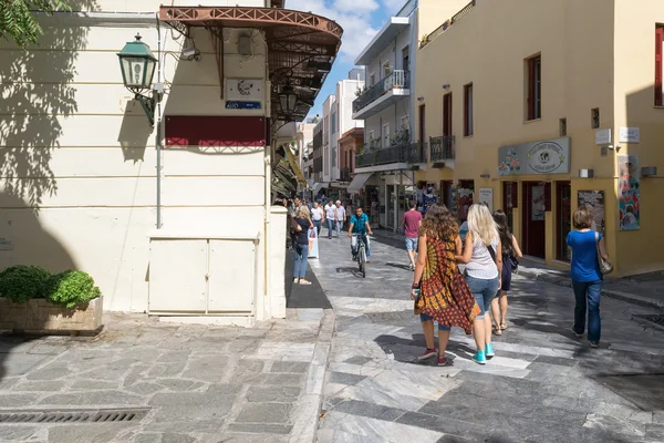 Atenas, Grecia 13 de septiembre de 2015. Atenas Plaka calle en un hermoso día soleado con turistas de compras . — Foto de Stock