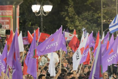 Atina, Yunanistan 18 Eylül 2015. Yunanistan Alexis Tsipras Başbakanı onun son kamu konuşma önce Yunan seçimleri verir. Hayranları bayraklarını sallayarak Atina'da Sintagma meydanında toplanmış bulunuyoruz. Seçimlerin 20 Eylül 2015 vardır.