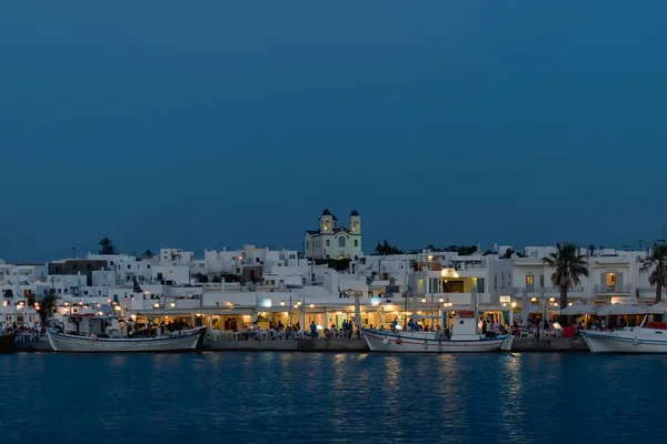 Парос, Греция 8 августа 2015 года. Ночной вид на Науфаль, известное туристическое место на греческом острове Парос . — стоковое фото