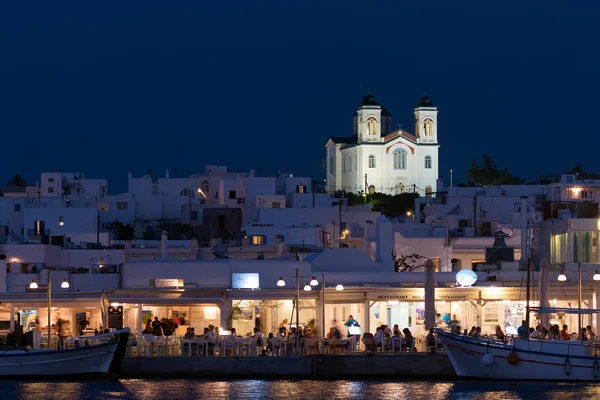 Paros, Griekenland 8 augustus 2015. Naoussa in Paros in Griekenland landschap bij nacht. Een mooi en grafische Grieks eiland. — Stockfoto