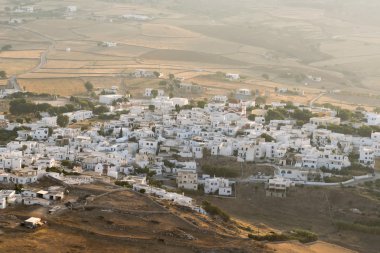 Paros Adası Yunanistan köy görünümü. Güzel bir dağın tepesine görünümünden.