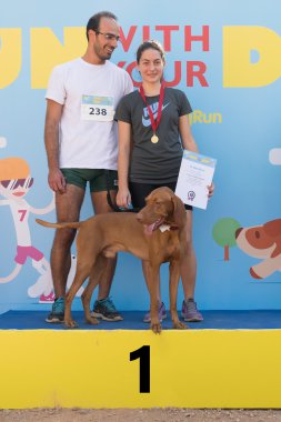Atina, Yunanistan 4 Ekim 2015. Aile ile senin köpek Yunanistan çalıştırmak yarışmada birincilik ödülü alır.