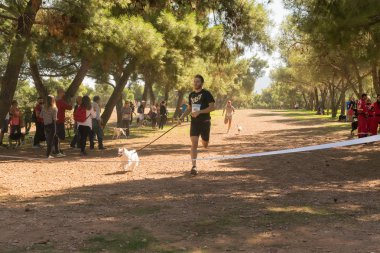 Atina, Yunanistan 4 Ekim 2015. Adam ile senin köpek Yunanistan çalıştırmak Yarışması'nda bitiş çizgisini geçmeye hazır.