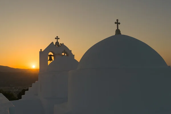 Igreja tradicional santo Antônio em Paros ilha contra o pôr do sol . — Fotografia de Stock
