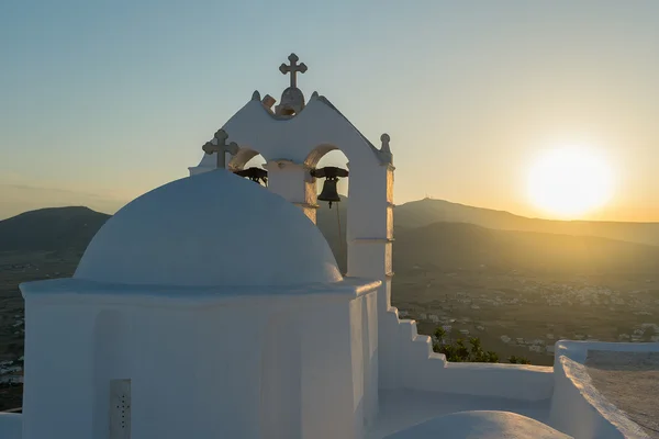 Sint Antonius Kerk in Paros eiland tegen de zon. — Stockfoto