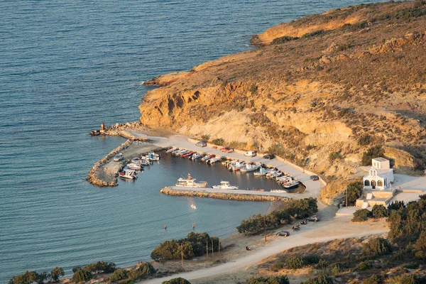 Hermosa bahía en la isla de Paros en Grecia. Vista desde arriba . — Foto de Stock
