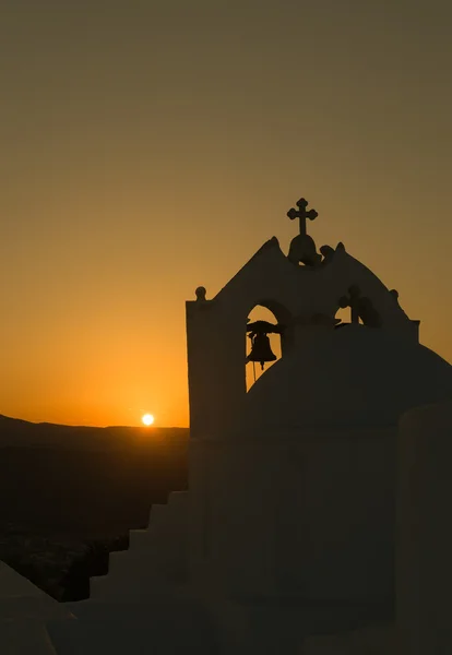 Igreja ortodoxa bonita Santo Antônio na ilha de Paros, na Grécia, contra o pôr do sol . — Fotografia de Stock