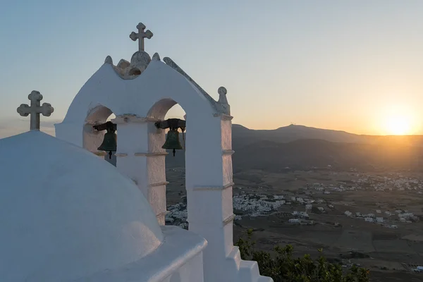 Beleza grega tradicional com uma igreja contra o sol no topo de uma montanha . — Fotografia de Stock