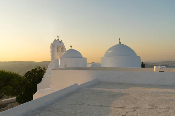 Griekenland schoonheid met kerk Saint Antony zitten op de top van een hoge berg in Paros Eiland. — Stockfoto