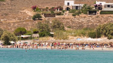 Paros, Yunanistan, 10 Ağustos 2015. Yöre halkı ve turistlerin onların yaz tatillerini Paros Island ünlü scooterı Beach keyfi.