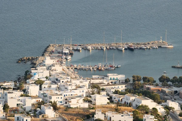 Puerto en la isla de Paros en Grecia. Vista desde la cima de una alta montaña . — Foto de Stock