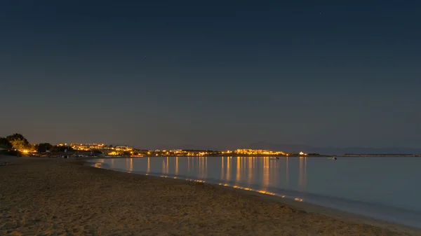 Vue de nuit de la plage d'or ou Xrisi Akti dans l'île de Paros en Grèce . — Photo
