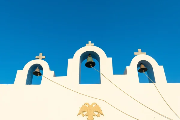Trzy dzwony przeciw błękitne niebo w Paros island w Grecji. — Zdjęcie stockowe